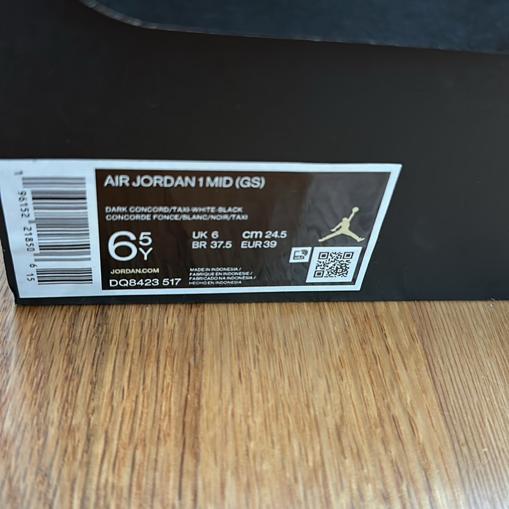 EUC Air Jordan 1 Mid - Lakers colors - Picture 10 of 10